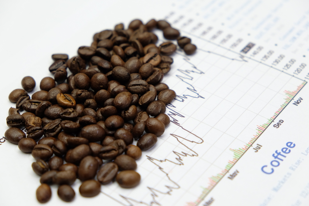 Zrnka kávy a cenový graf