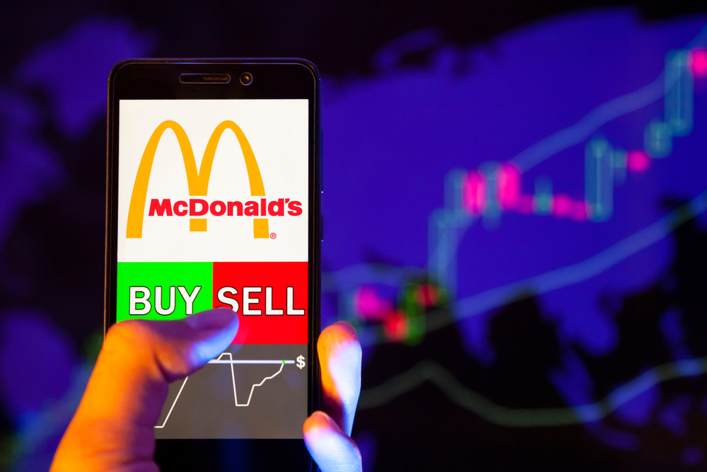 Mobilní zařízení s akcií McDonald’s a příkazem buy a sell